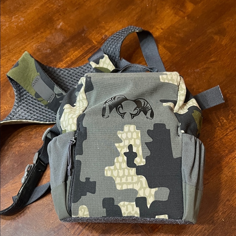 Binocular holder with harness from Kuiu. Never used.